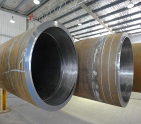 Alloy 625 clad pipe with nickel-based corrosion-resistant layer